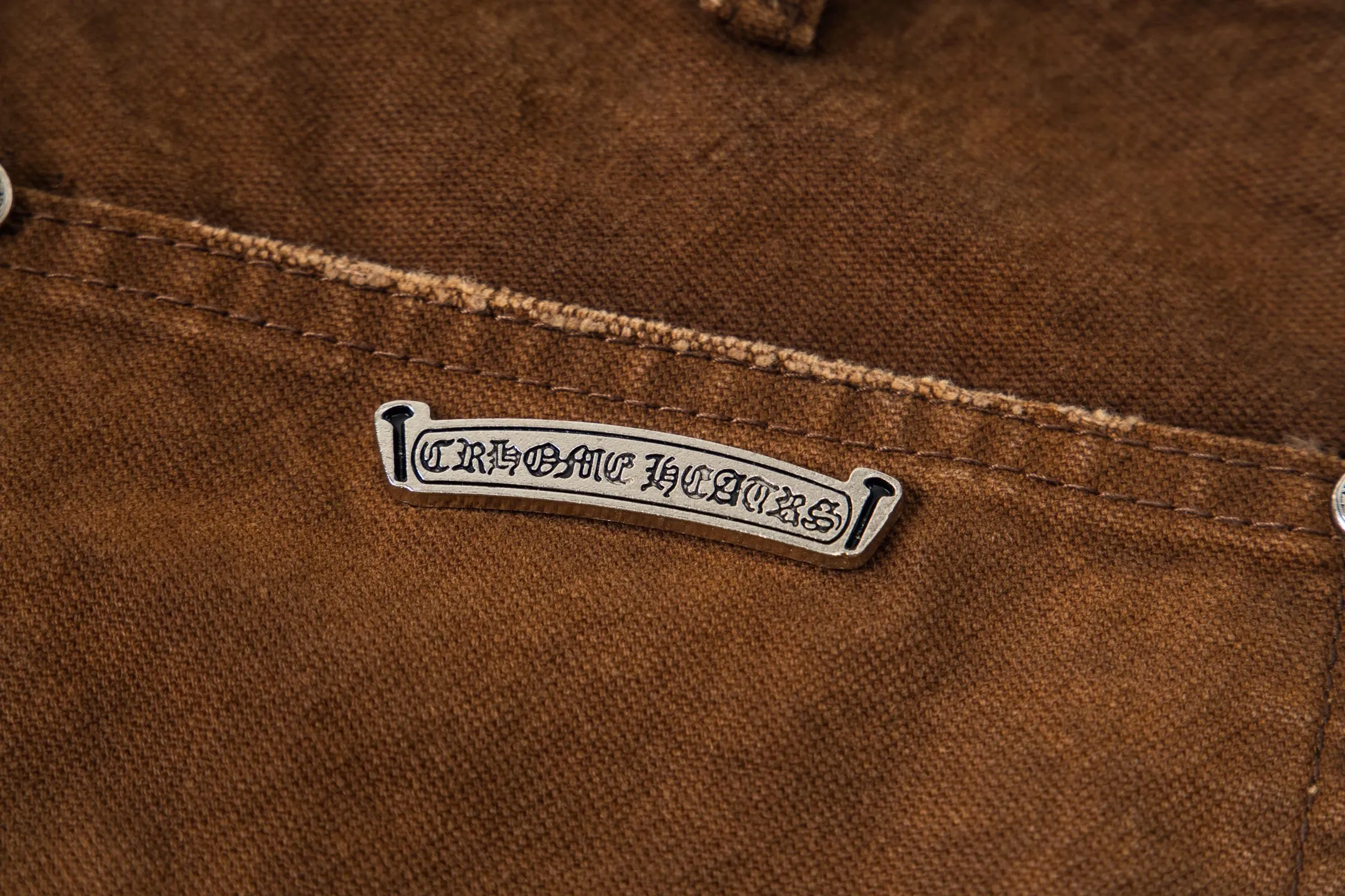 P290 Chrome Hearts Chrome Hearts brown logging purple multi-leather jeans Multi-leather standard work jeans pants CH jeans need to be washed and then disassembled and hand-stitched with sheepskin cross leather and then spliced to complete. The whole process is too complicated to explain. About Chrome Hearts This is an extremely luxurious fashion brand that can also be called the nobility of the high street. It has always been an exclusive brand for some hipsters or rich second generations. Compared with ordinary high streets, it is more luxurious and noble. Compared with luxury brands, it has a more fashionable personality. It has always been a brand that I have a special liking for. Style number: 1786# Color: Brown Size: 28 30 32 34 36